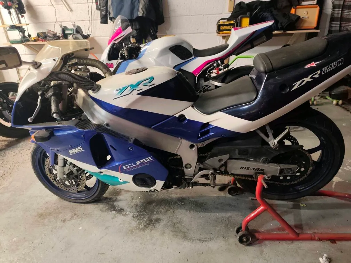 Kawasaki zxr250 DEPOSIT TAKEN - Image 2