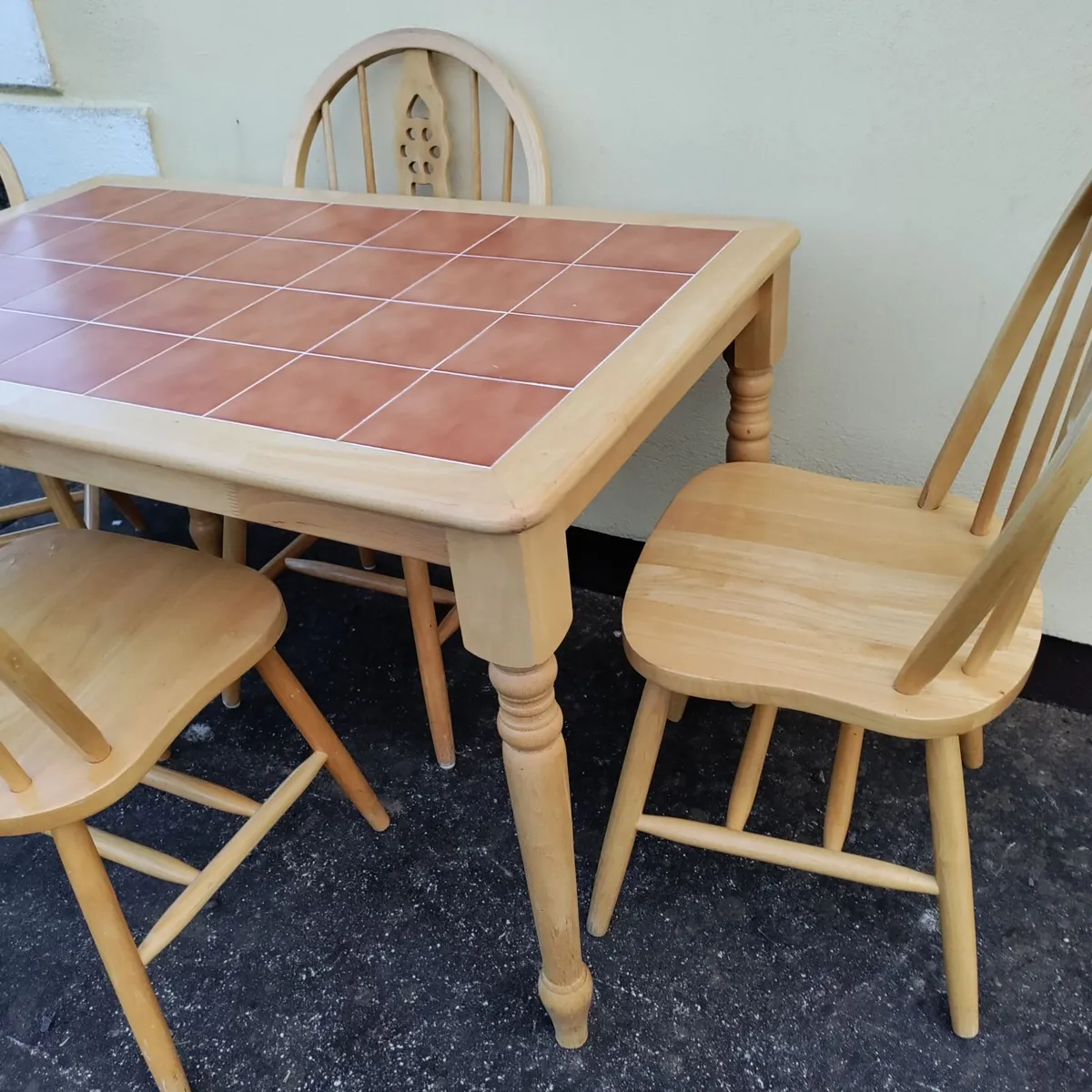 Kitchen table and chairs - Image 2