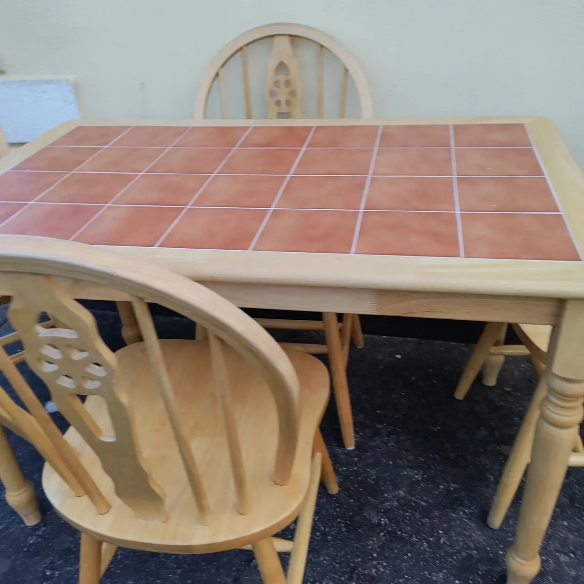 Kitchen table and chairs - Image 1