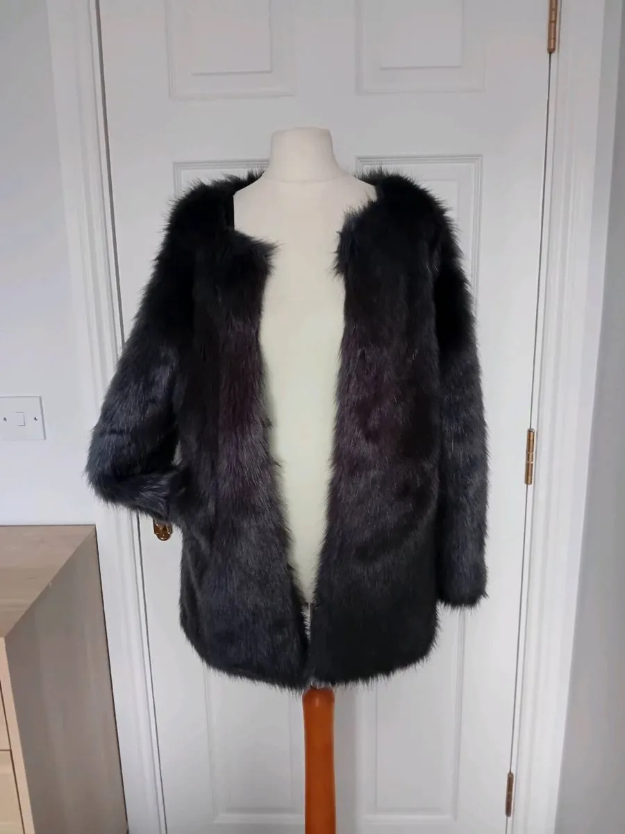 Ladies Faux Fur Coat - Image 4
