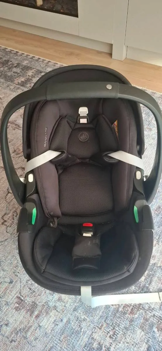 Maxi-Cosi Baby Car Seat + Newborn Insert - Image 1