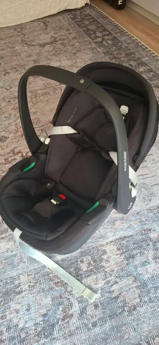 Maxi-Cosi Baby Car Seat + Newborn Insert - Image 2