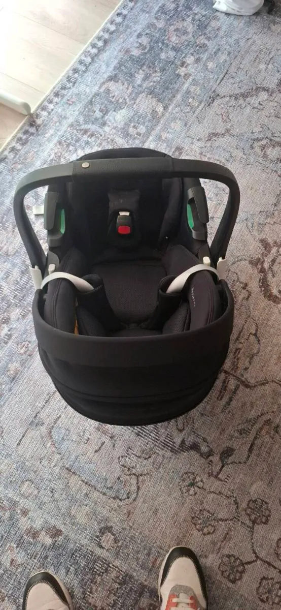 Maxi-Cosi Baby Car Seat + Newborn Insert - Image 3