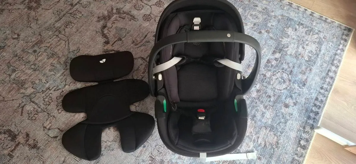 Maxi-Cosi Baby Car Seat + Newborn Insert - Image 4