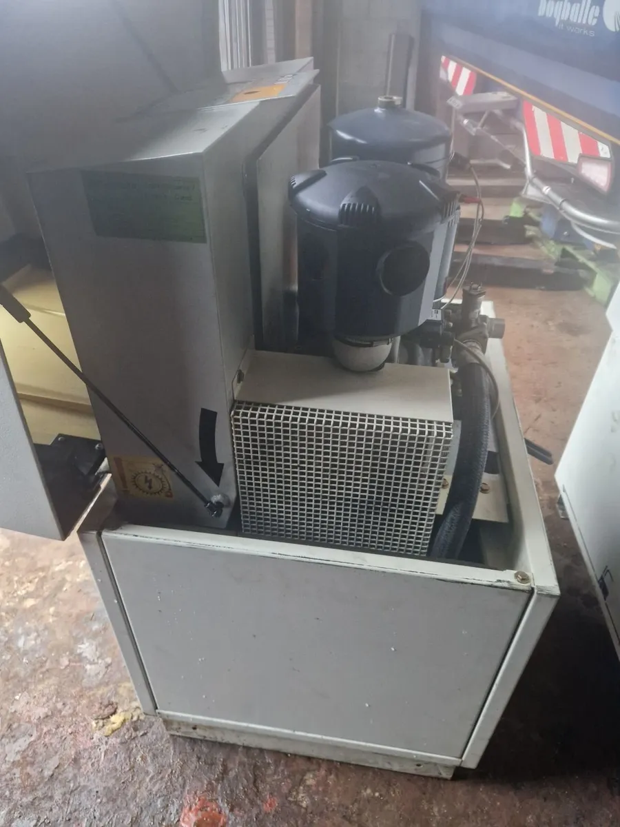 Air compressor and tank - Image 1