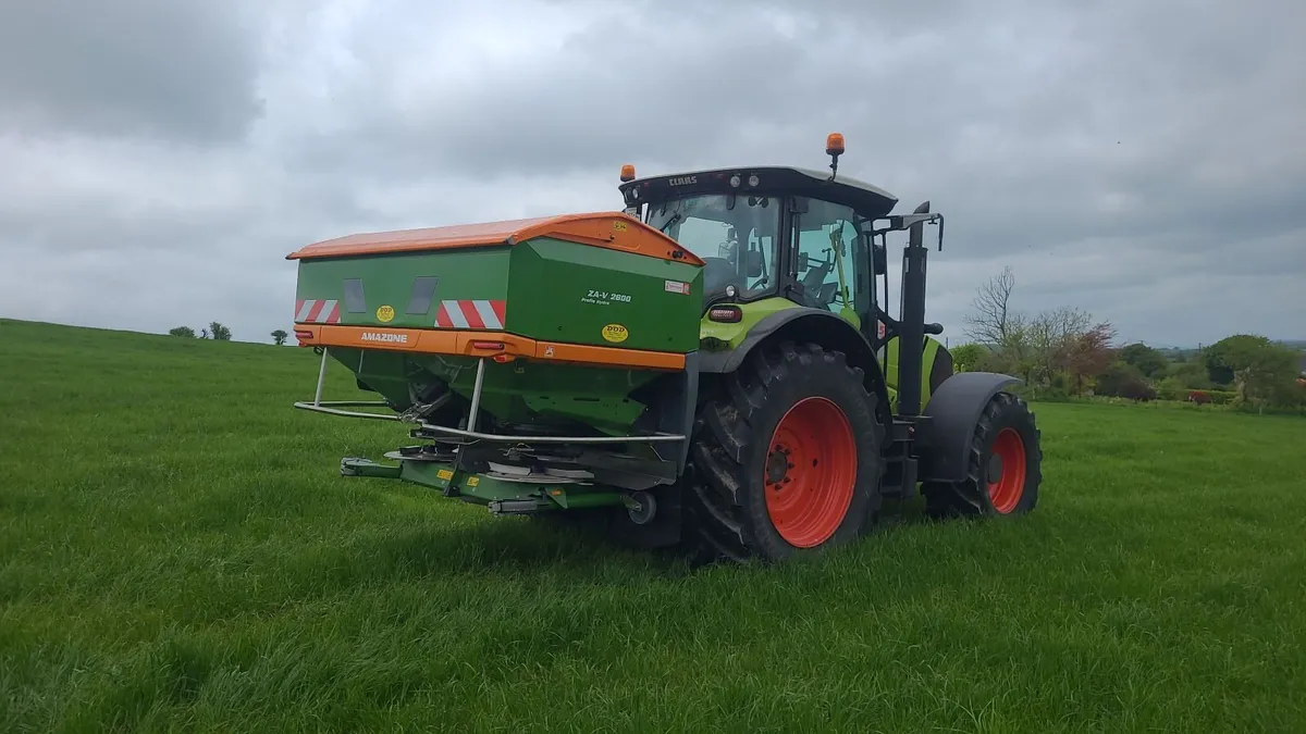 Fertiliser spreader - Image 1