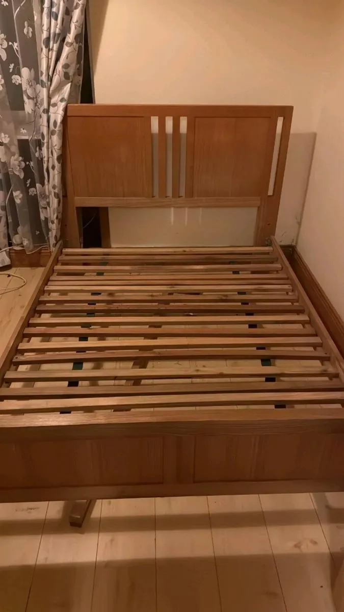 5 foot Queen size solid oak/maple bed - Image 1