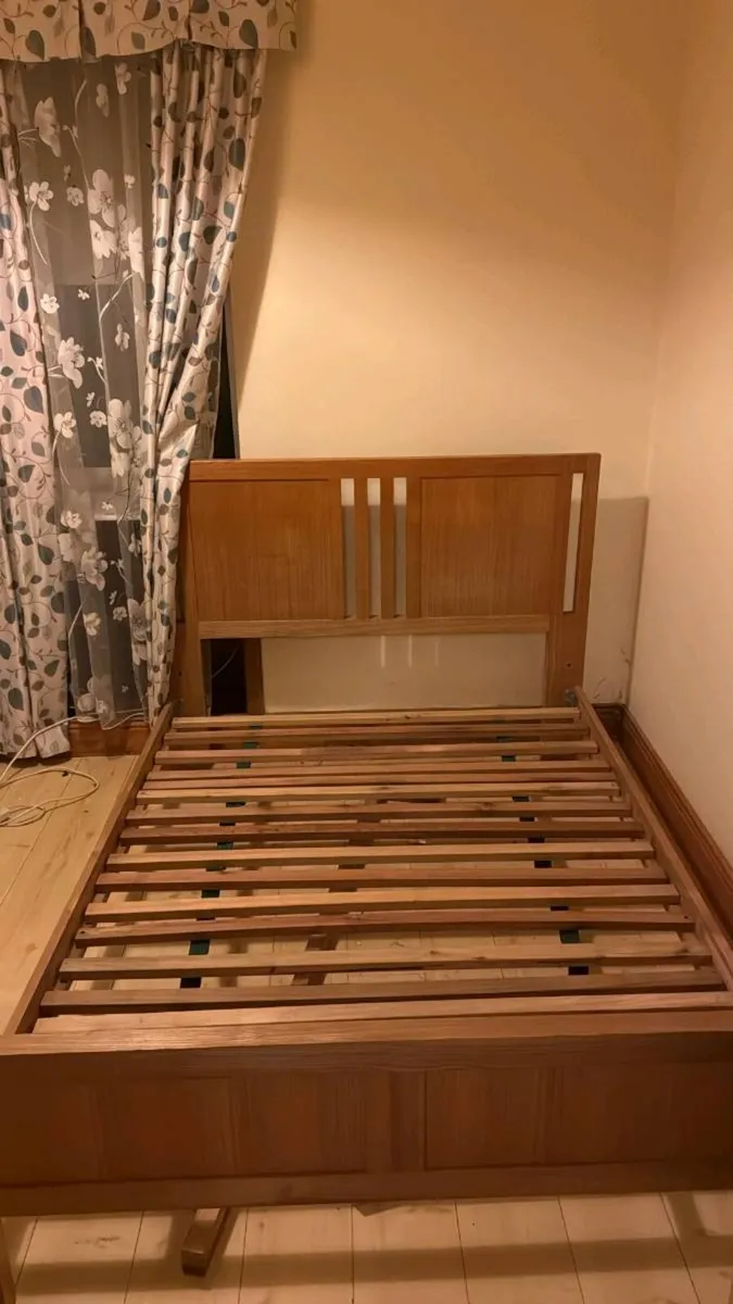 5 foot Queen size solid oak/maple bed - Image 2