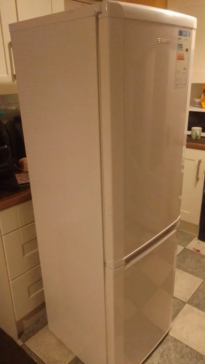 Beko fridge freezer - Image 2