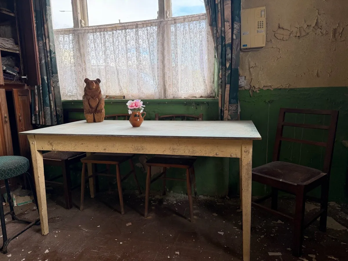 Kitchen table & chairs - Image 1