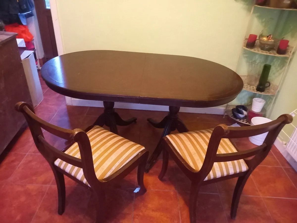 Extendable Table and 4 chairs - Image 2