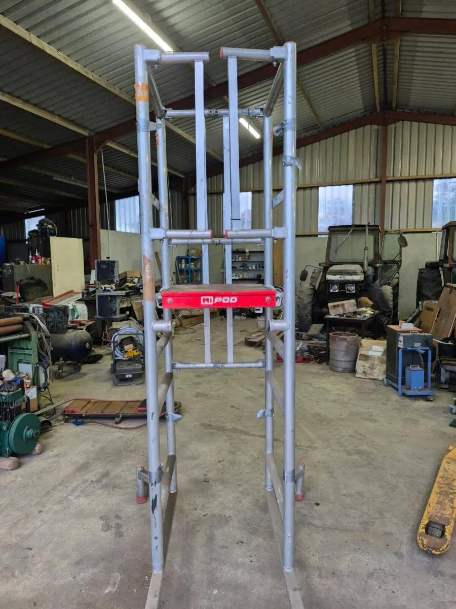 Aluminium podium with wheels - Image 1