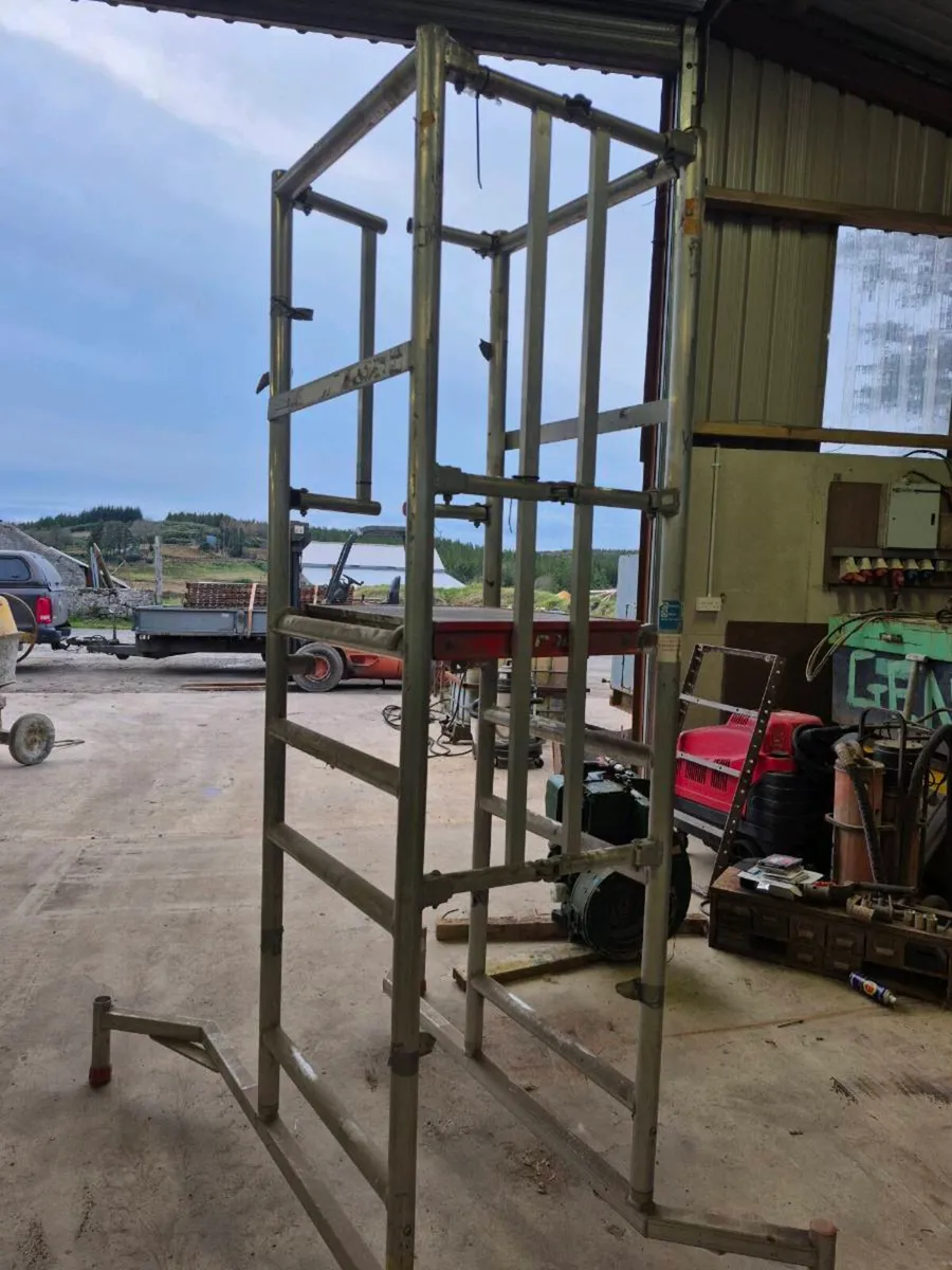 Aluminium podium with wheels - Image 2