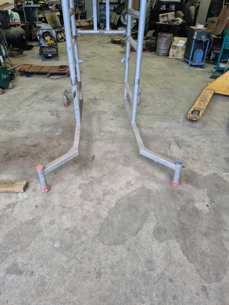 Aluminium podium with wheels - Image 3