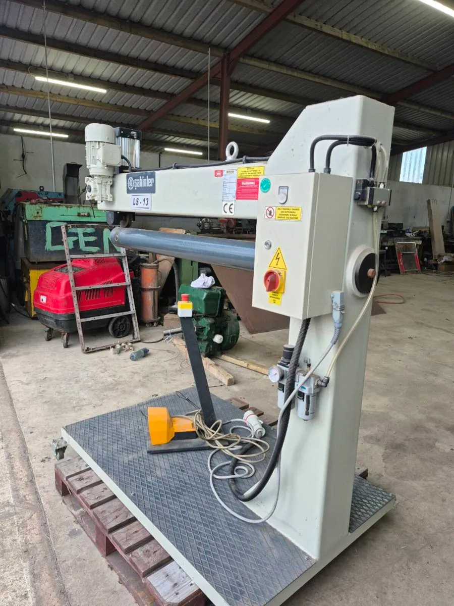 Sahinler seam closer as new - Image 3