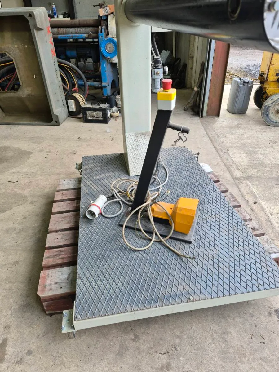 Sahinler seam closer as new - Image 4