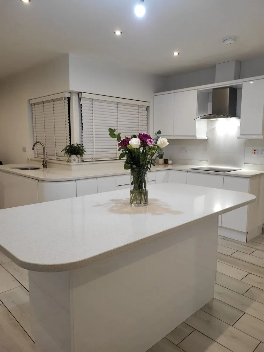White Gloss Kitchen c/w ALL appliances - Image 1