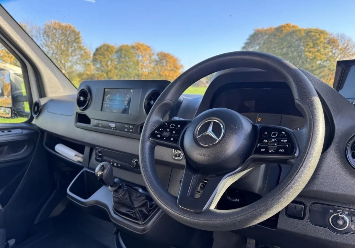 2022 Mercedes-Benz Sprinter Luton Box Van - Image 4