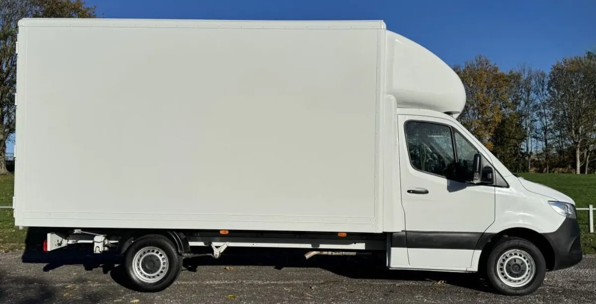 2022 Mercedes-Benz Sprinter Luton Box Van - Image 2