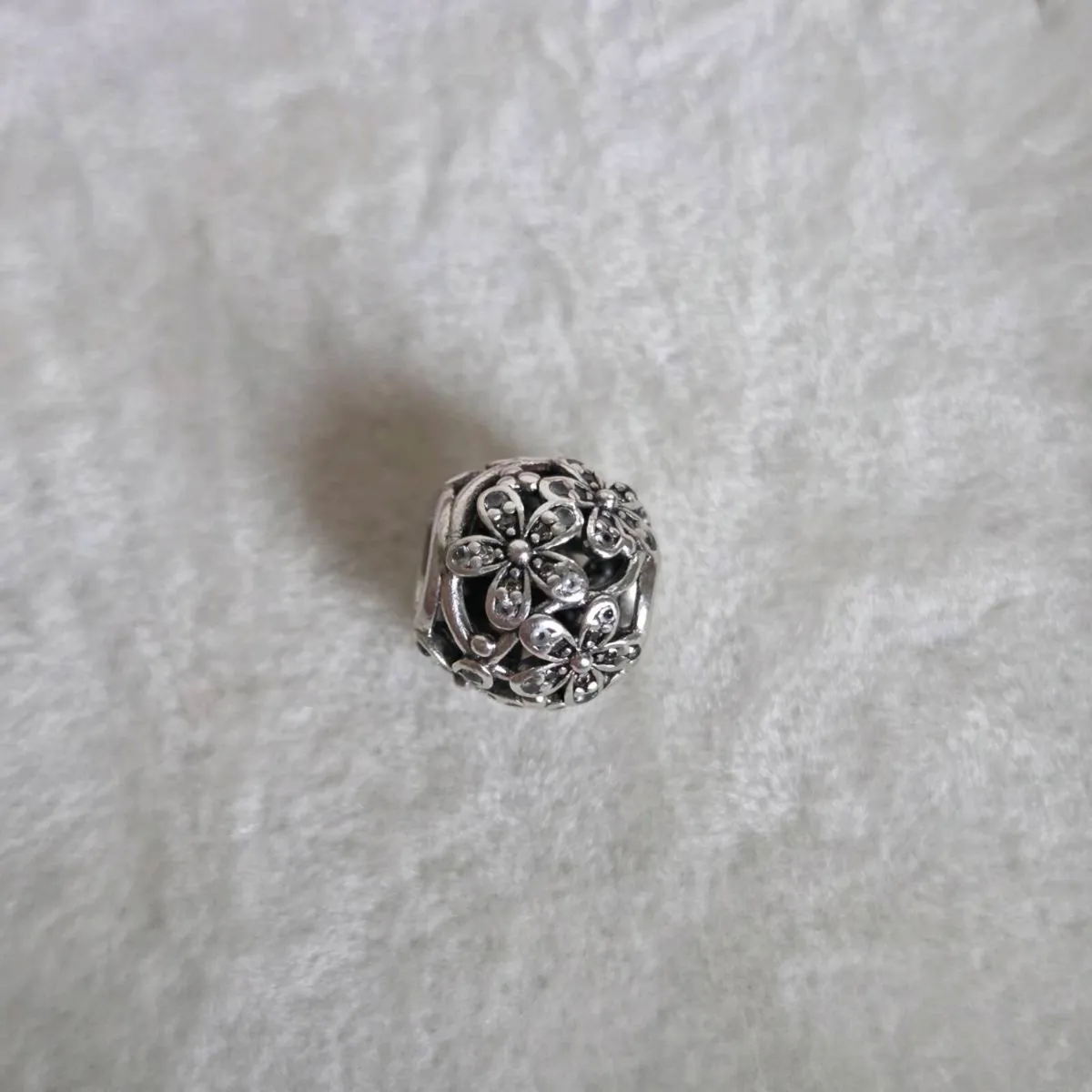 Pandora dazzling daysi flower charm - Image 1