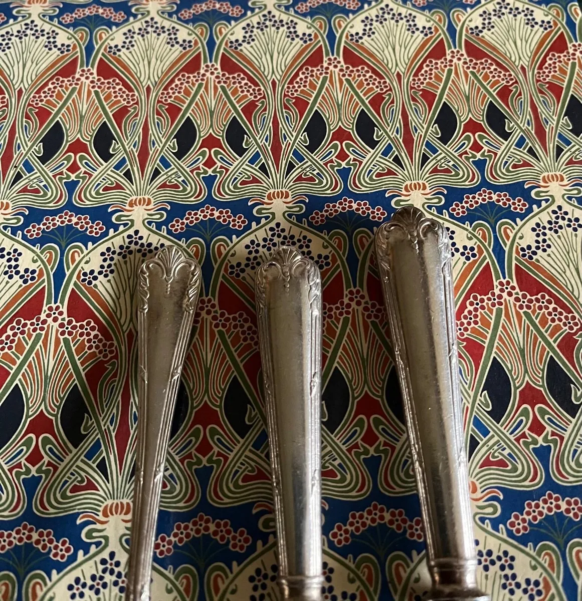 Vintage Roberts and Belk Cutlery Set- 40 pieces - Image 4