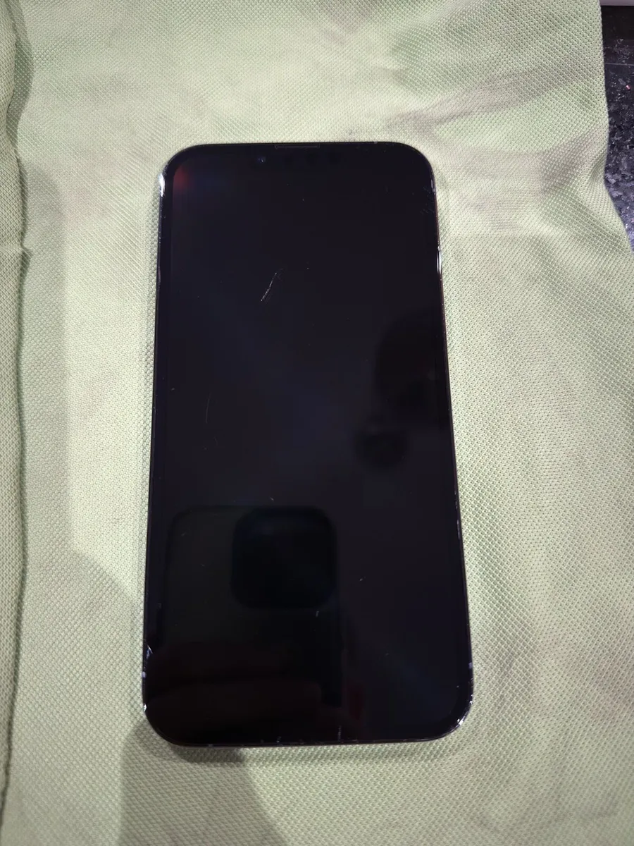 iPhone 13 pro 512gb + cases and screen protectors - Image 3