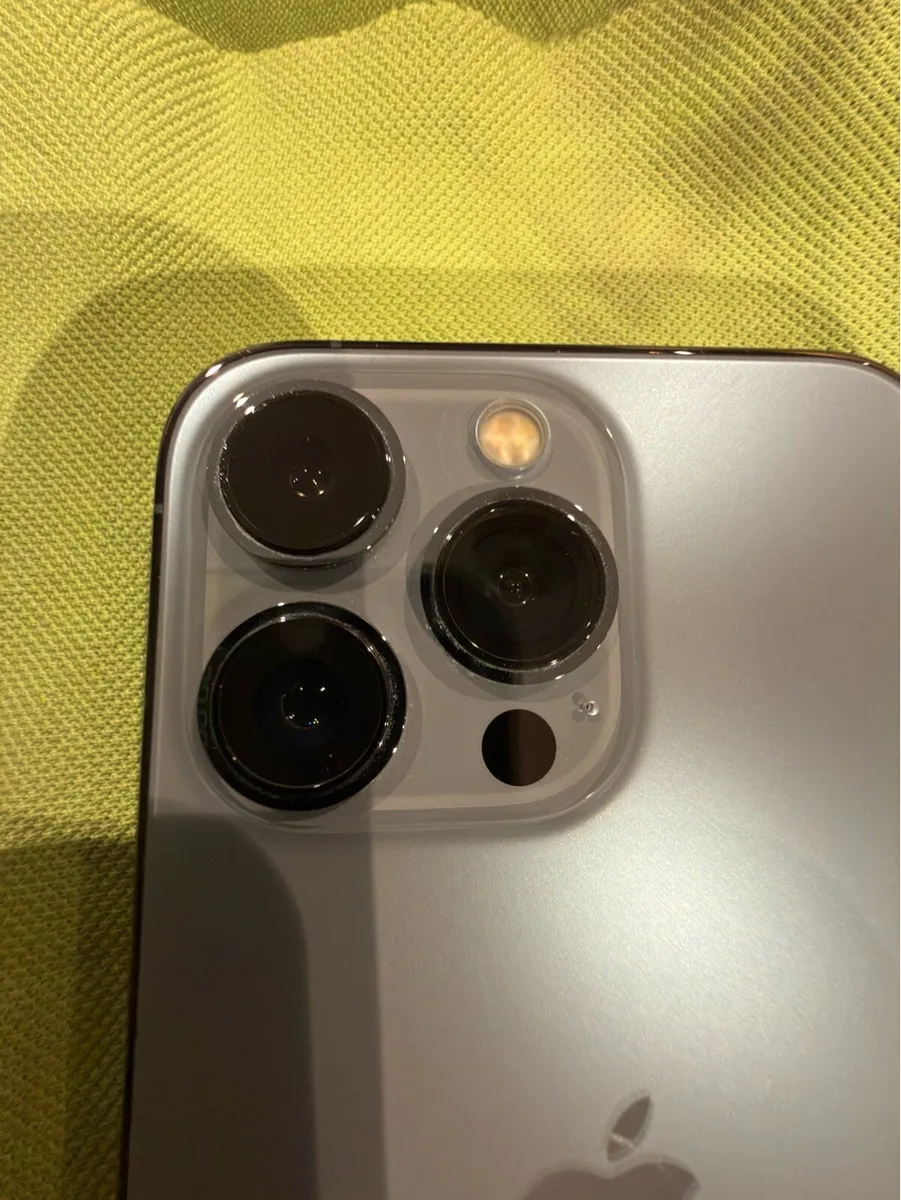 iPhone 13 pro 512gb + cases and screen protectors - Image 4