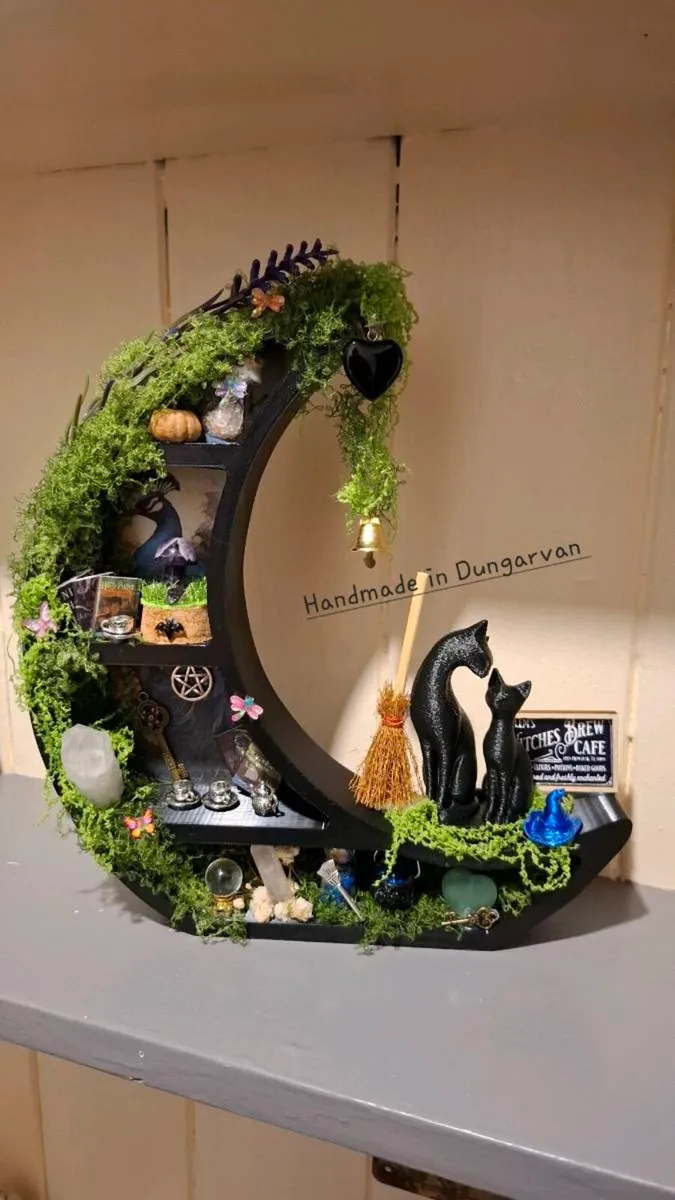 Cresent Shaped Display Shelf - Image 1