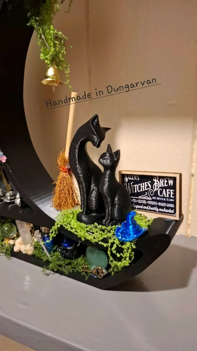 Cresent Shaped Display Shelf - Image 3