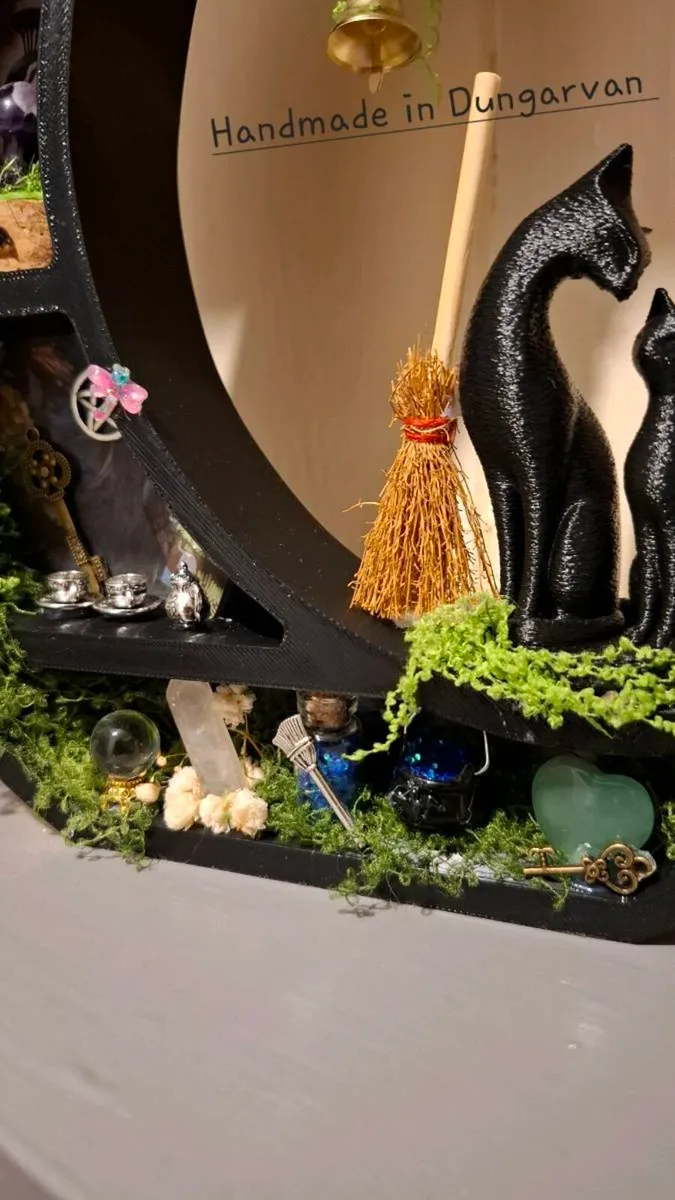 Cresent Shaped Display Shelf - Image 4