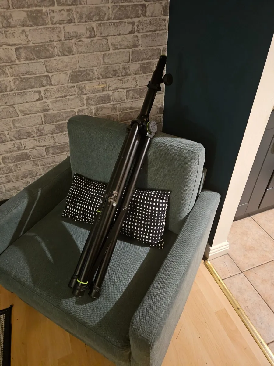 Gravity speaker stand