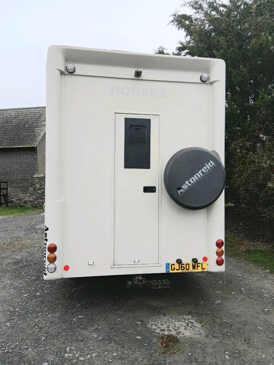 3.5t horse box - Image 3