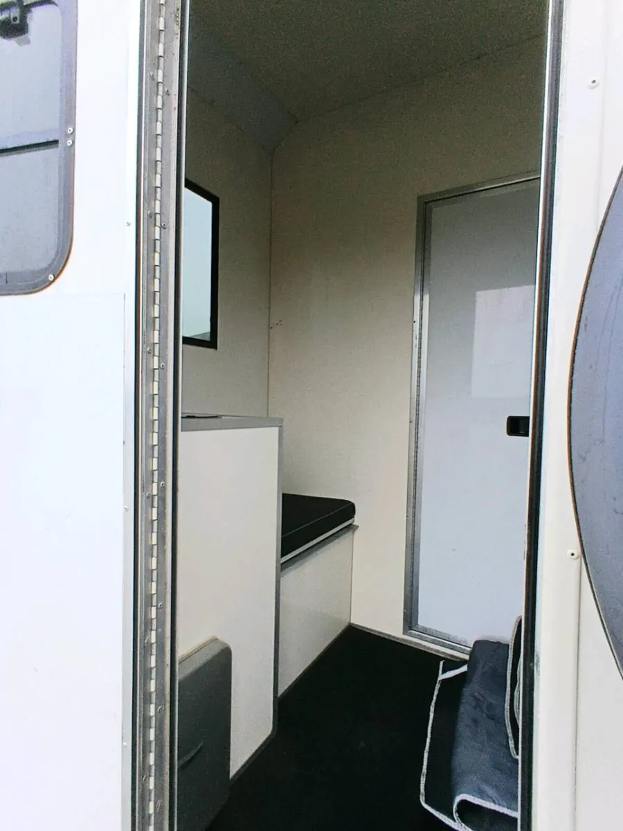 3.5t horse box - Image 4