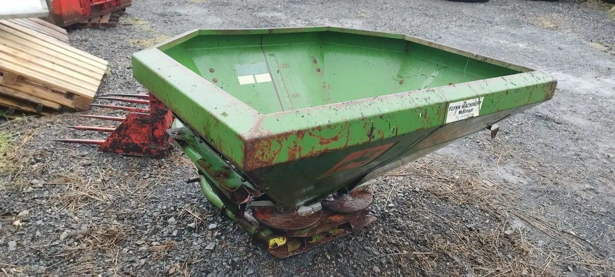 Amazone double spinner spreader - Image 1