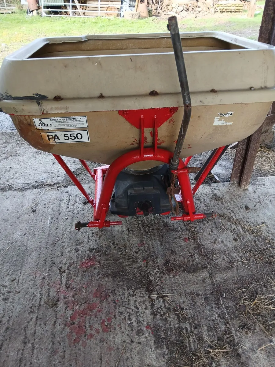 Fertiliser spreader - Image 1