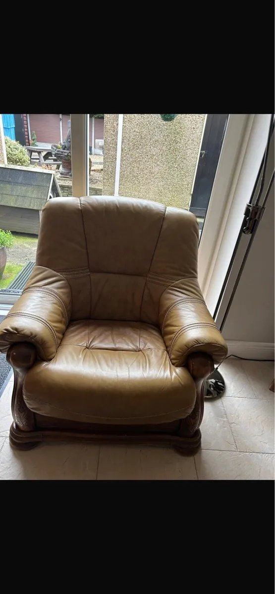 Traditional style leather sofas and two armchairs. - Image 3