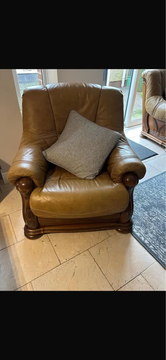 Traditional style leather sofas and two armchairs. - Image 4