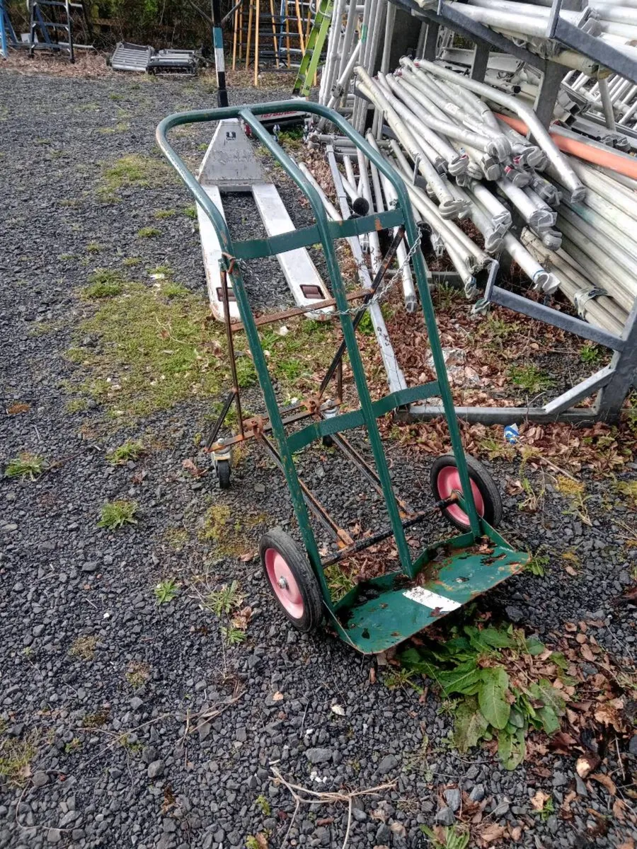 Ladders and scaffolding - Image 1