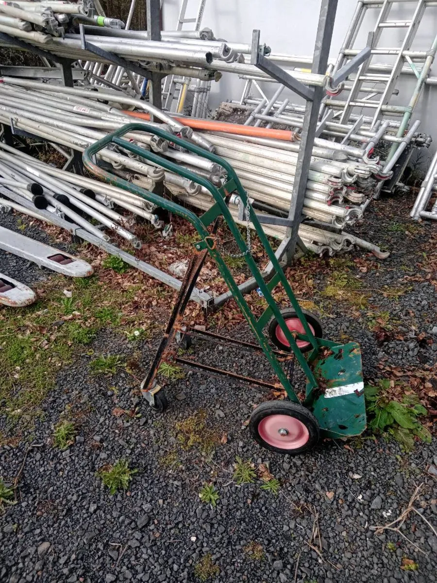 Ladders and scaffolding - Image 2