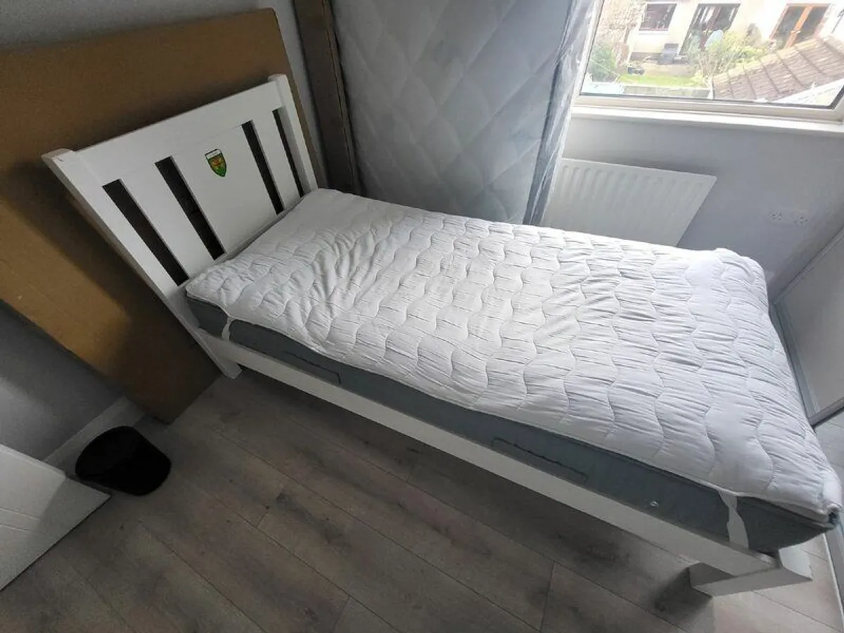 Single bed - Image 1