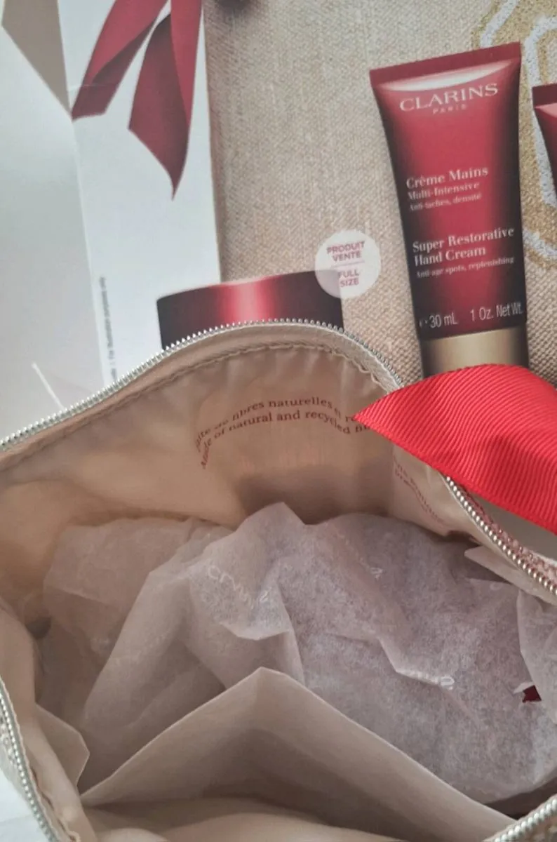 Clarins Super Restorative Gift Set - Image 4