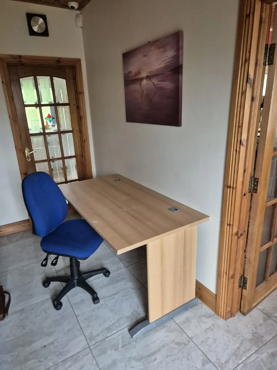 Desk and swivel chair - Image 2