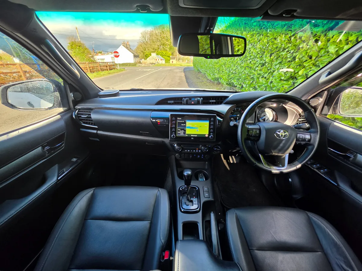 2022 Toyota Hilux Invincible X 2.8 D-4D Auto - Image 3