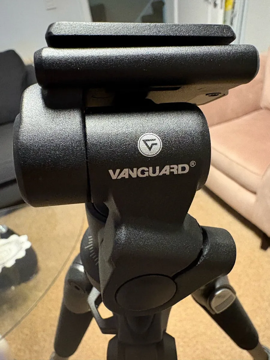 Vanguard Alta+ 233AP aluminum Tripod - Image 1