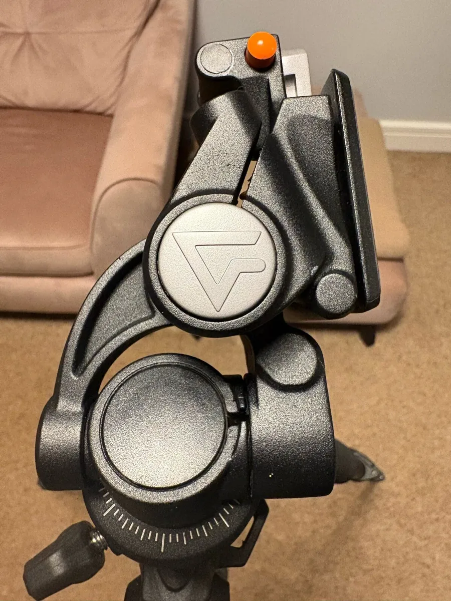 Vanguard Alta+ 233AP aluminum Tripod - Image 3