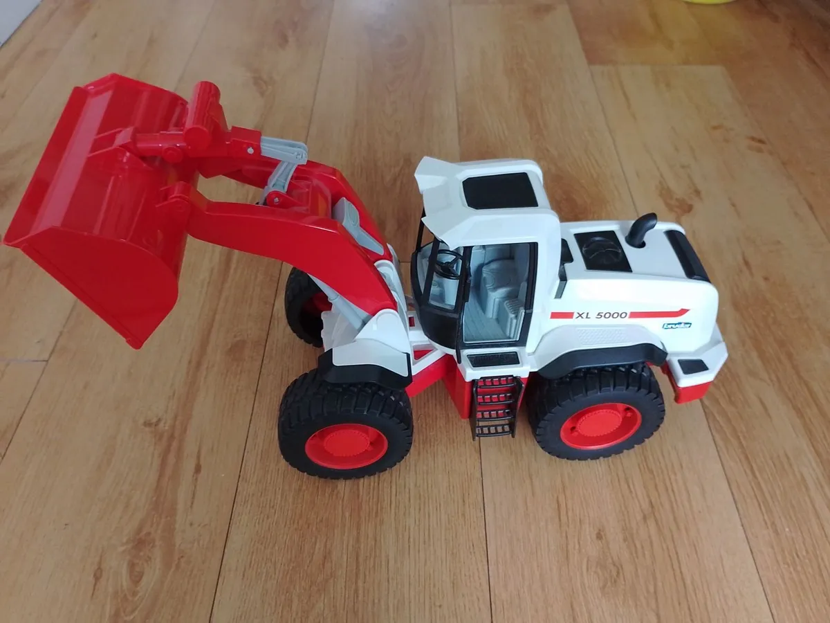 LARGE BRUDER XL5000 LOADER. 1/16 SCALE. - Image 1