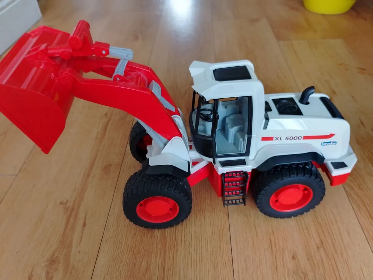 LARGE BRUDER XL5000 LOADER. 1/16 SCALE. - Image 2