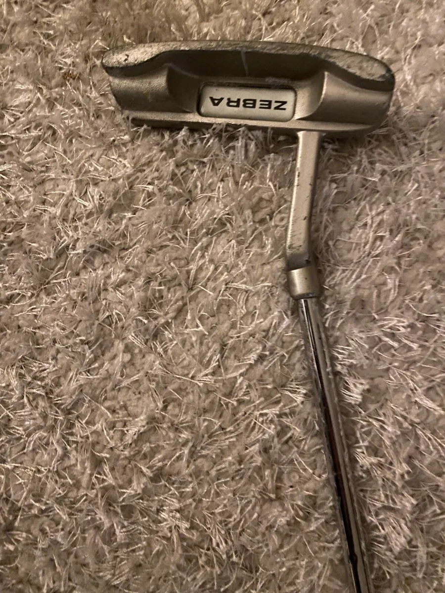 Various golf clubs and putters - Image 4
