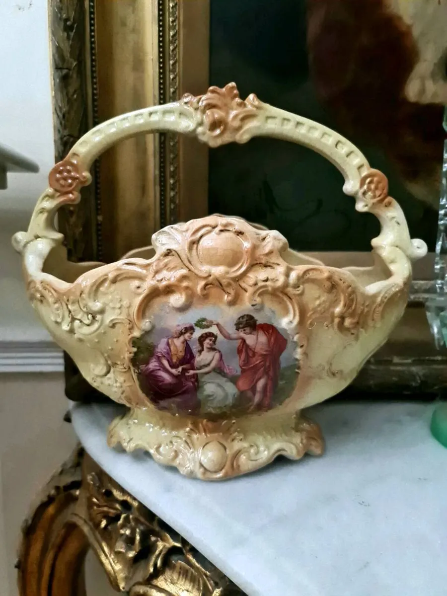 Antique vases POSTAGE AVAILABLE - Image 4