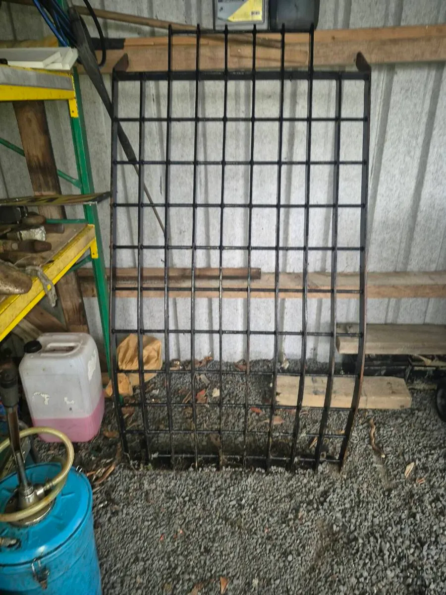 Tracks and cab guard - Image 1